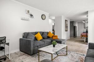 Bright 5-Bed Retreat Near the Zoo and Downtown