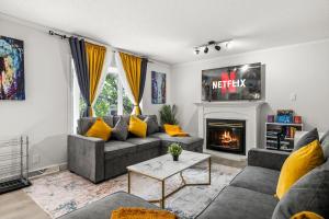 Bright 5-Bed Retreat Near the Zoo and Downtown