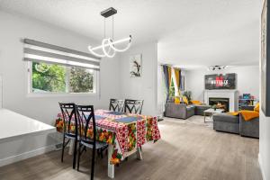 Bright 5-Bed Retreat Near the Zoo and Downtown