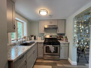 Cheerful two bedroom bungalow near Mountain Creek