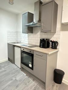 Train Station Spacious Apartments - Free Wifi, Netflix & Paid Parking Opposite