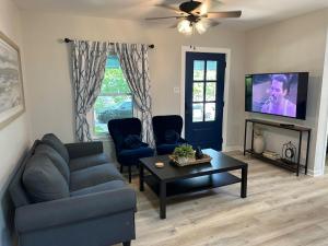 The Blue House- Backyard, grill, pets welcome