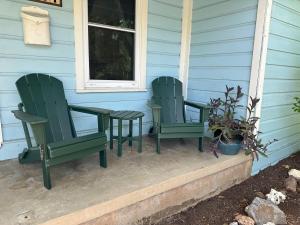 The Blue House- Backyard, grill, pets welcome