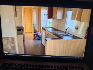 Space for 8, pet friendly with pool and 3 mins to the beach! Leysdown On Sea, Kent