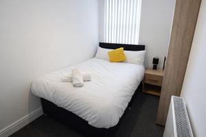 The Big Home - 8 bedrooms, 11 Beds, Long stays welcome, Free parking