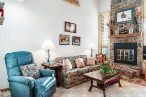 Mountain Condo w Views, Balconies and Fireplace