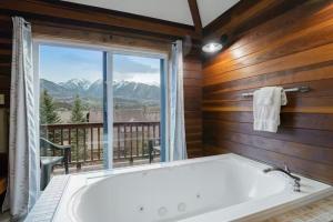 Mountain Condo w Views, Balconies and Fireplace