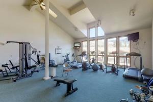 Mountain Condo w Views, Balconies and Fireplace