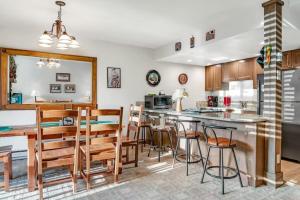 Mountain Condo w Views, Balconies and Fireplace