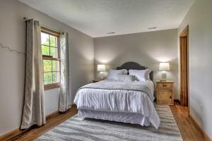 Blue Moon Cottage w Pergola and Scenic Views