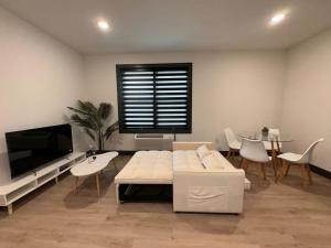 Big 1 bedroom apt 15 mins to NYC with Free Parking