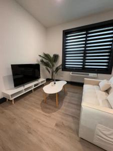 Big 1 bedroom apt 15 mins to NYC with Free Parking