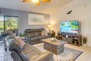 Lanai, Pool and Hot Tub! Fort Myers Coastal Retreat