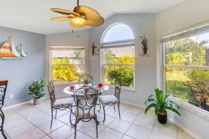 Lanai, Pool and Hot Tub! Fort Myers Coastal Retreat