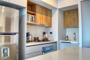 Luxury 2BR KingSize Suites with Amazing City Views Pool & Gym