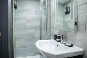 The Orange Outpost - Modern Studio Near Alhambra