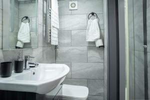 The Orange Outpost - Modern Studio Near Alhambra