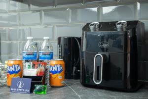 The Orange Outpost - Modern Studio Near Alhambra