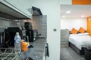 The Orange Outpost - Modern Studio Near Alhambra