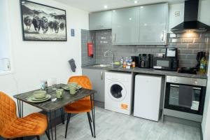 The Orange Outpost - Modern Studio Near Alhambra