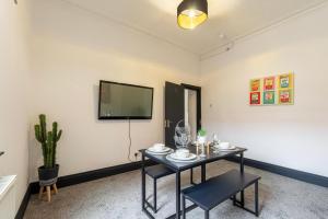 Town Centre 6 Bed Home Work Rest Warrington