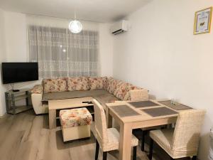 Suit Home Аpartment - free street parking & Self Check - in, two bedrooms