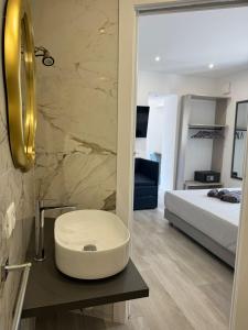 Rebeccas Apartments Anzio Central - Parking - Sea View - 10 independent apartments