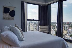 SkyView Country Club with KingSize Bed Air Conditioner Pool & Gym