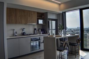 SkyView Country Club with KingSize Bed Air Conditioner Pool & Gym