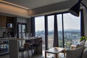 SkyView Country Club with KingSize Bed Air Conditioner Pool & Gym