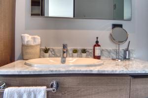 SkyView Country Club with KingSize Bed Air Conditioner Pool & Gym