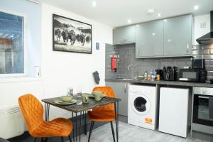 The Orange Outpost - Modern Studio Near Alhambra