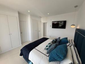 5br Villa with Stunning Sea Views & Hot Tub - Zest