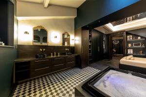 Deluxe whirlpool bath & contemporary experience