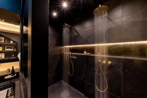 Deluxe whirlpool bath & contemporary experience