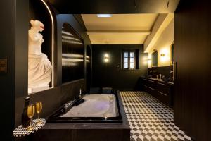 Deluxe whirlpool bath & contemporary experience