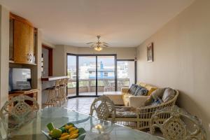 Apto com sacada 200m da praia - Ingleses VIN202