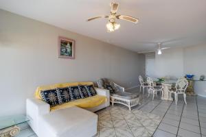 Apto com sacada 200m da praia - Ingleses VIN202