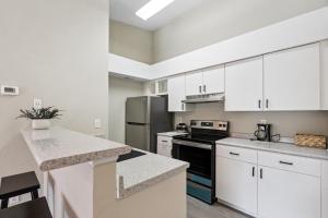 Quiet Gated Condo Near Universal with Pool and View