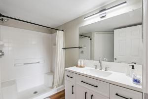 Quiet Gated Condo Near Universal with Pool and View