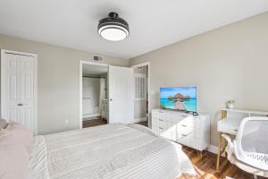 Quiet Gated Condo Near Universal with Pool and View