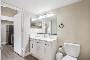 Quiet Gated Condo Near Universal with Pool and View