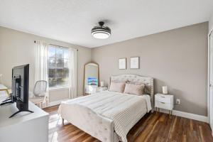 Quiet Gated Condo Near Universal with Pool and View