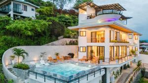 Luxury 5BR Villa with Pool & Jacuzzi