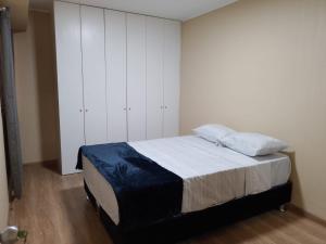 Cozy Central Apartment Ideal for Work & Travel