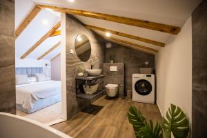 Villa Coleum - with pool and hot tub