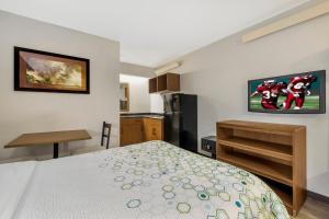 HomeTowne Studios by Red Roof Buffalo - Niagara Airport