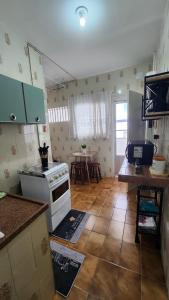 Apto Studio 200m da praia e do comércio - Boqueirão em Praia Grande SP - Wi Fi - Cozinha completa - Roupa de cama e banho - Localização excepcional - Até 5 pessoas