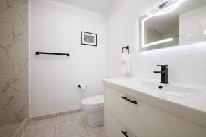 Milton 2 Br Quiet Beachfront Pool Dock