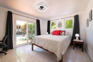 Milton 2 Br Quiet Beachfront Pool Dock